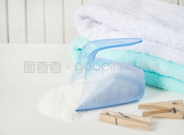浴巾、量杯用洗衣粉和木制衣服